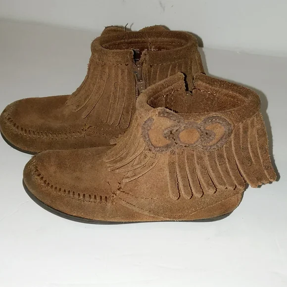 Minnetonka Shoes Minnetonka Sanrio Hello Kitty Girls Moccasins